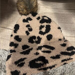 Chic Leopard Print Women's Beanie with Pom Pom